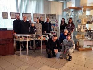 Выставка "Тепло добрых рук" в арт-салоне Звенигородской городской библиотеки №1