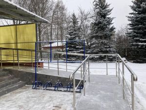 Депутат Московской областной Думы Олег Рожнов проверил результат работ по установке нового крыльца у здания ДК «Солнышко» Голицынского КДЦ 