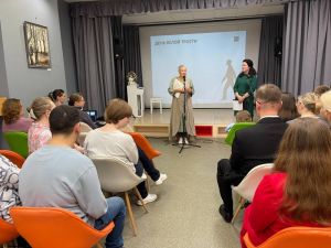«Чем пахнет зелёный?» разбирались в Библиотеке №1 в международный день Белой трости