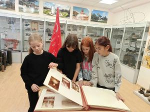 В музейную экспозицию имени А.С. Подкорытова передан альбом с фотографиями памятников