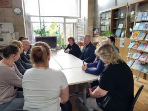 Лариса Лазутина взяла в работу вопрос оснащения библиотеки КДЦ «Заречье» стеллажами